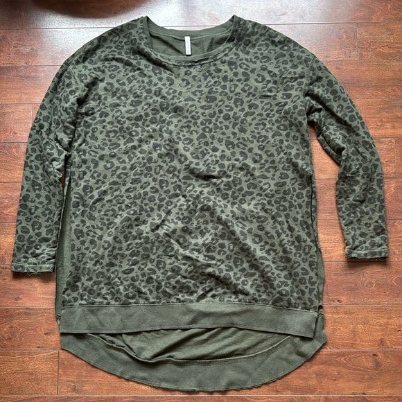 Z Supply Weekender - Green Leopard Print (Rosin) - Picture 4 of 7